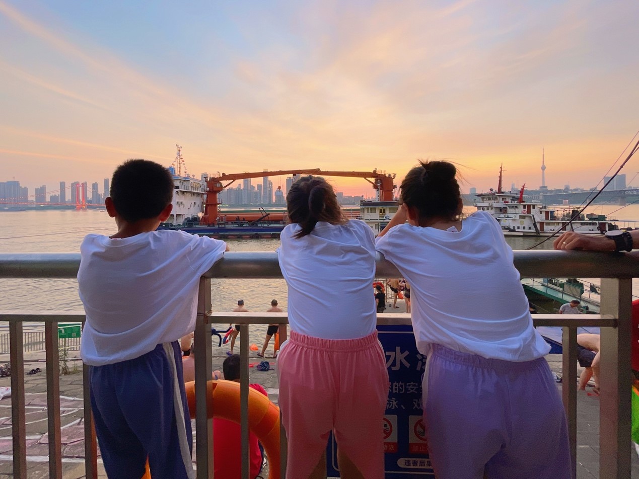 小孩站在水里低可信度描述已自動生成